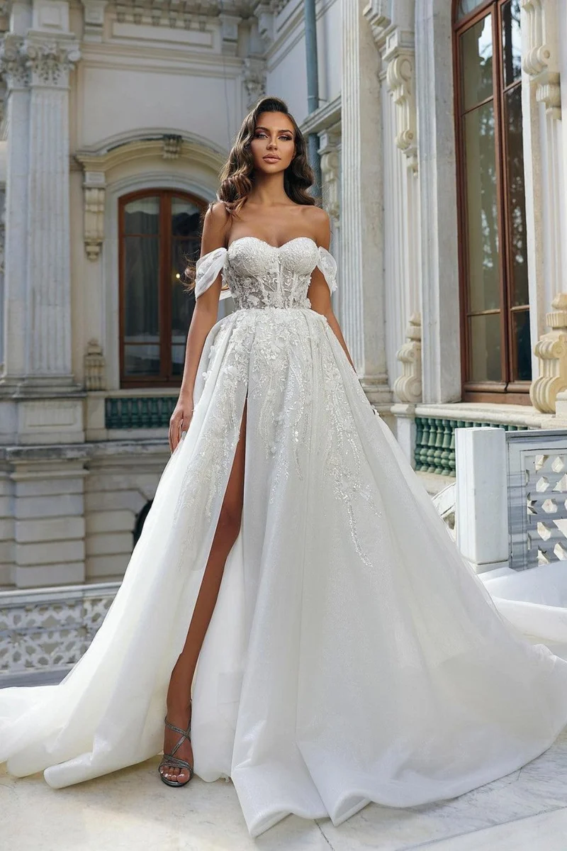 Robe de mariée élégante coupe trapèze avec décolleté en cœur et appliques en dentelle