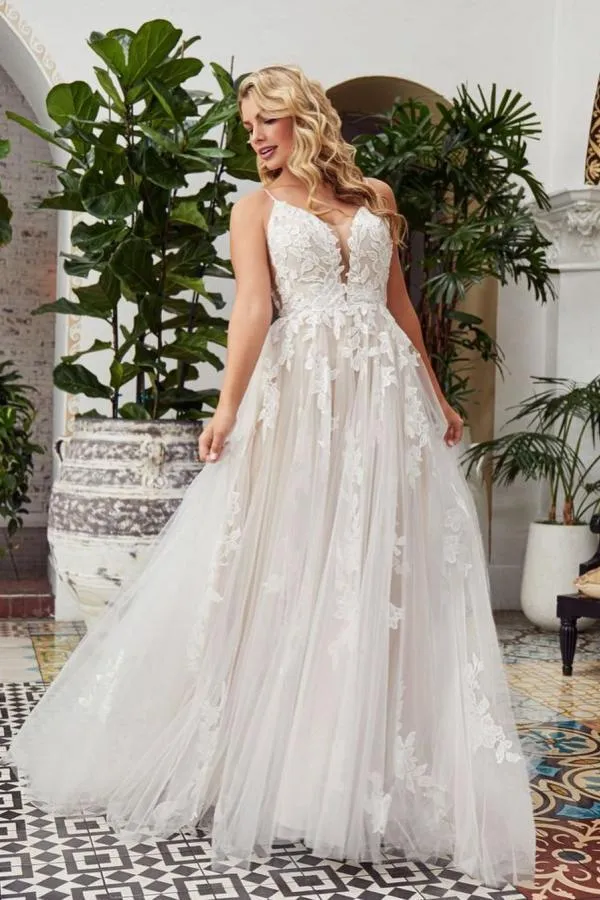 Robe de mariée romantique en dentelle et tulle, coupe trapèze, col en V et dos nu