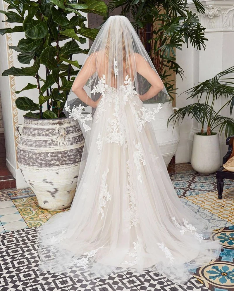 Robe de mariée romantique en dentelle et tulle, coupe trapèze, col en V et dos nu