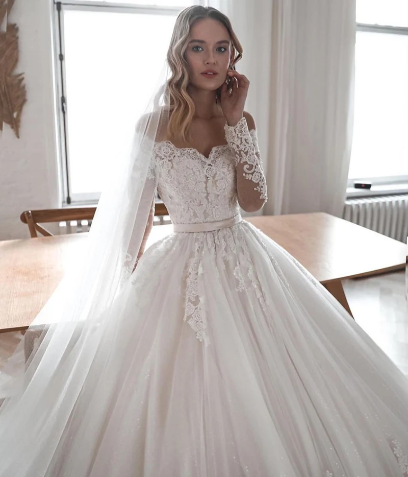 Robe de mariée élégante à manches longues en dentelle et tulle