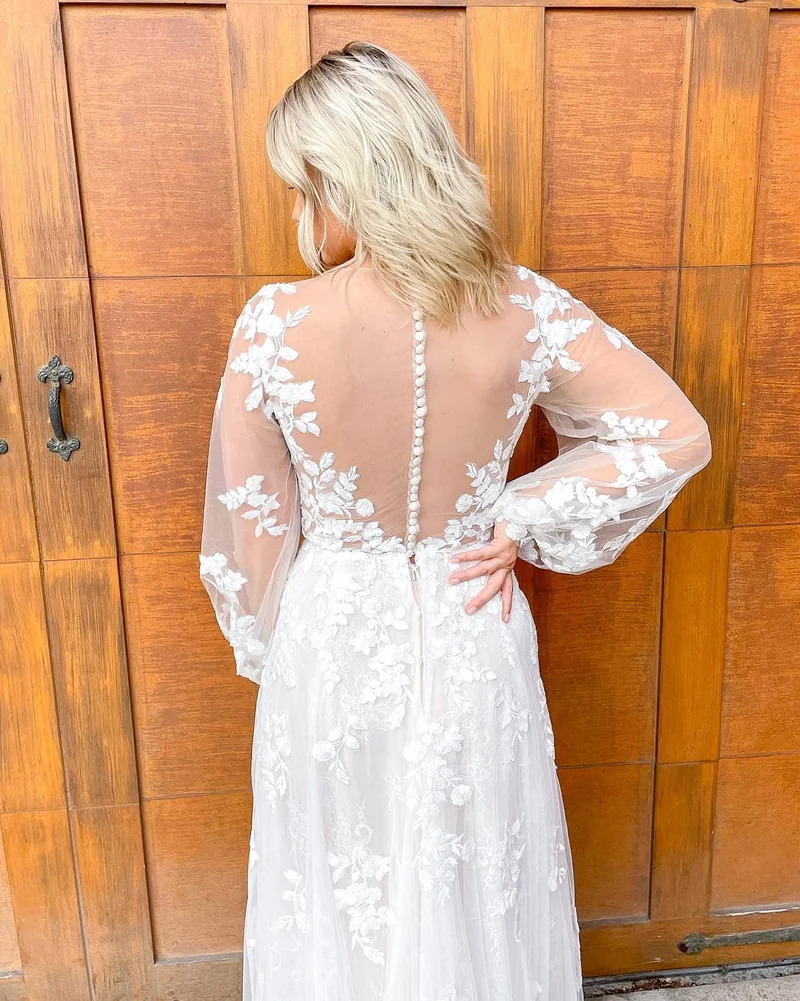 Robe de mariée fourreau élégante à col en V profond et manches longues avec dentelle