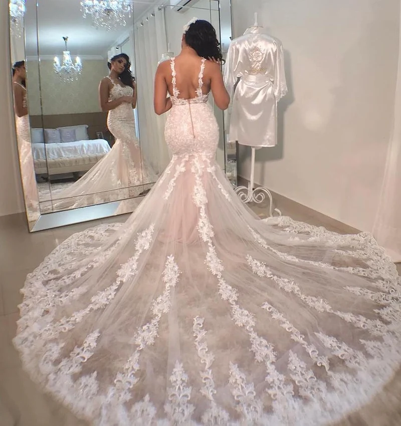 Robe de mariée élégante en dentelle à bretelles spaghetti et dos nu