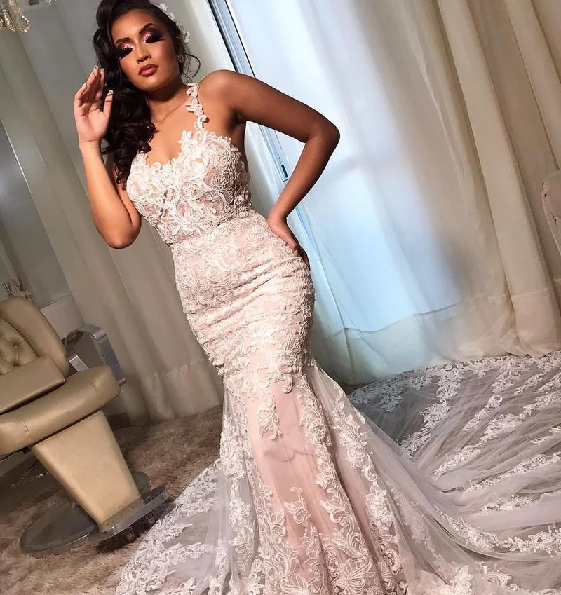 Robe de mariée élégante en dentelle à bretelles spaghetti et dos nu