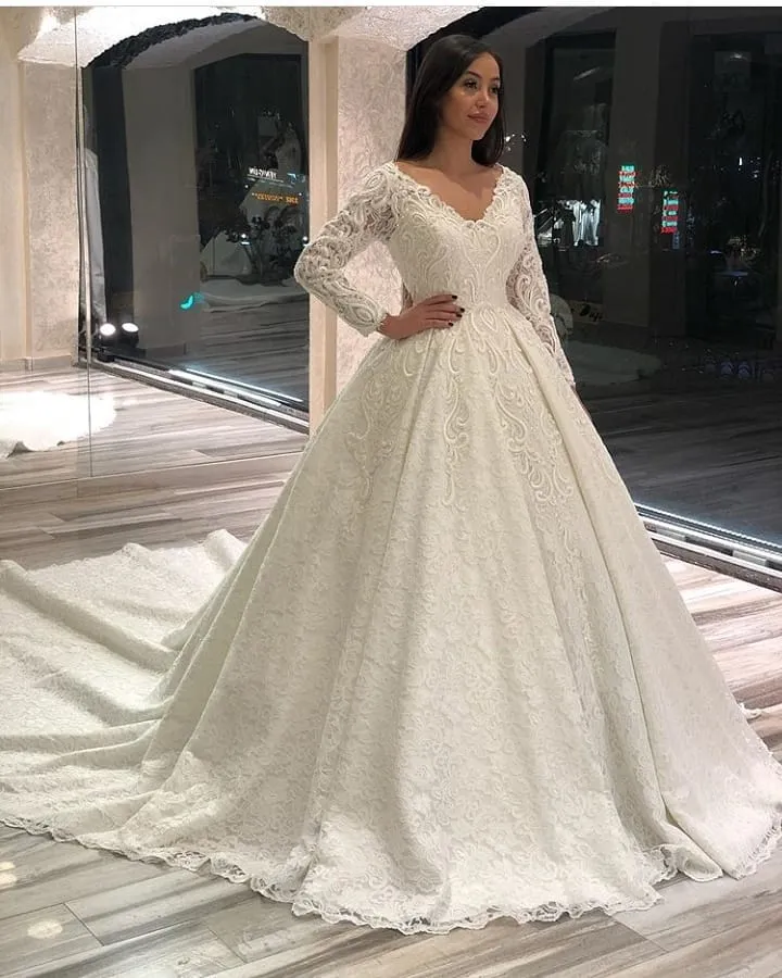 Robe de mariée élégante à manches longues et décolleté en V profond avec dentelle appliquée