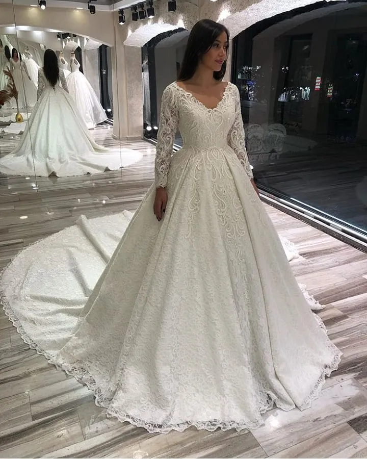 Robe de mariée élégante à manches longues et décolleté en V profond avec dentelle appliquée