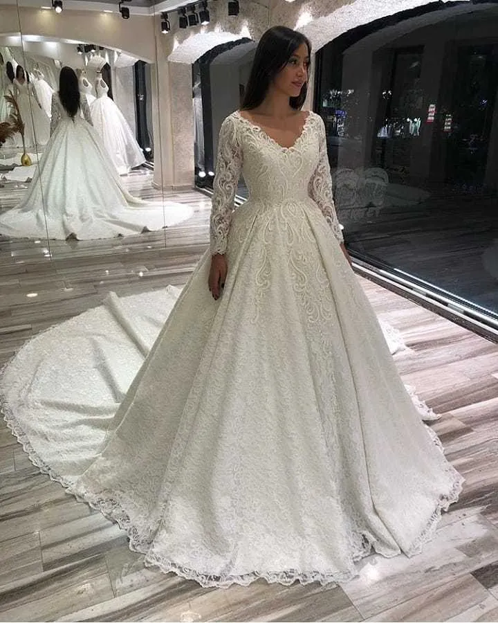 Robe de mariée élégante à manches longues et décolleté en V profond avec dentelle appliquée