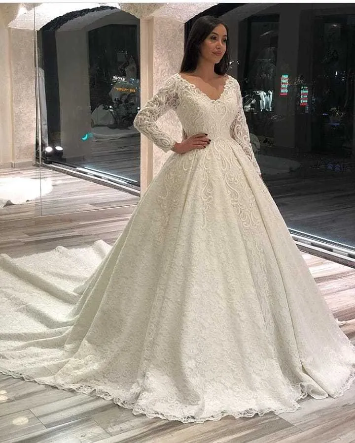 Robe de mariée élégante à manches longues et décolleté en V profond avec dentelle appliquée