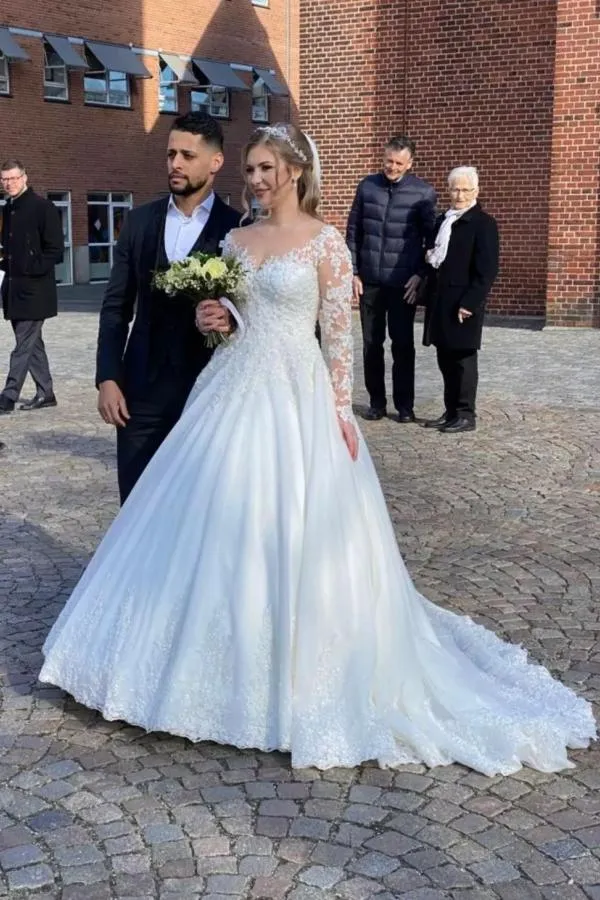 Robe de mariée élégante coupe trapèze à manches longues et dentelle