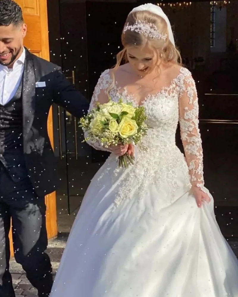 Robe de mariée élégante coupe trapèze à manches longues et dentelle