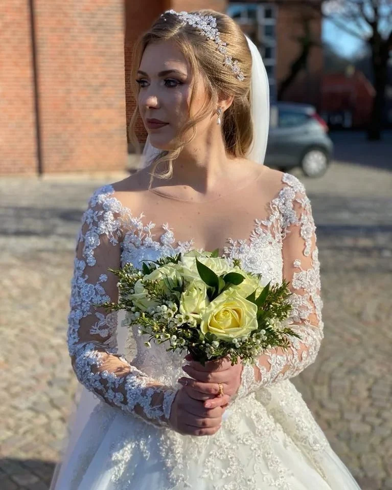 Robe de mariée élégante coupe trapèze à manches longues et dentelle