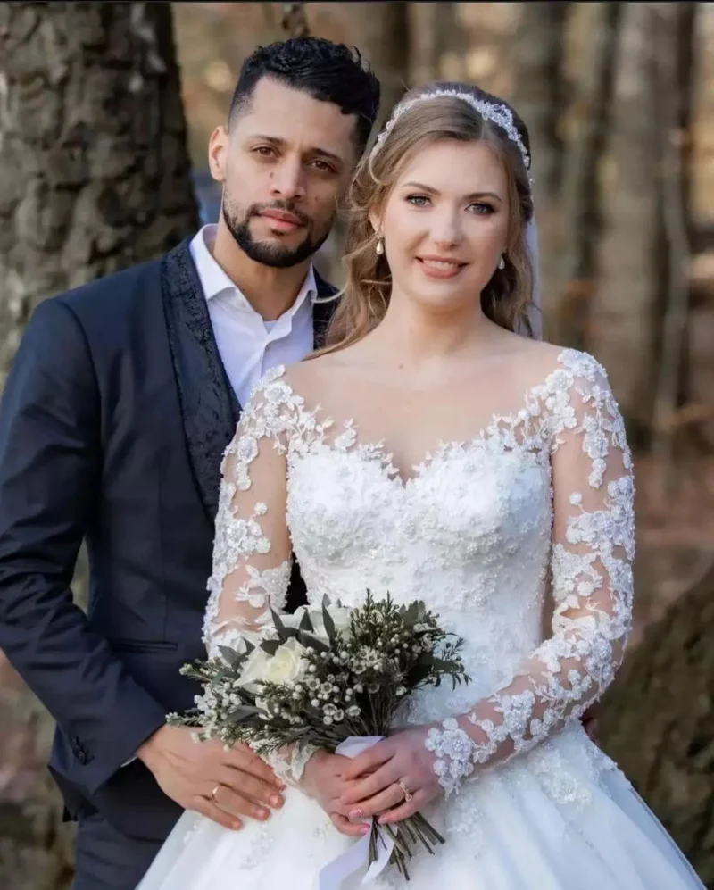 Robe de mariée élégante coupe trapèze à manches longues et dentelle