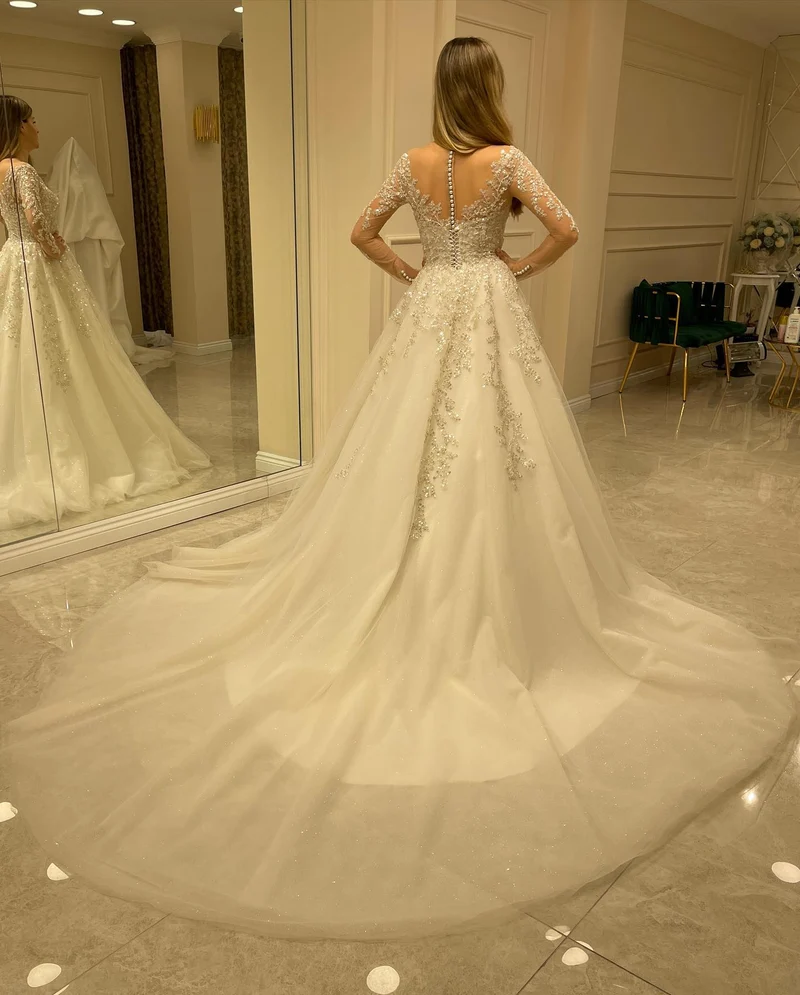 Robe de mariée élégante coupe trapèze avec appliques en dentelle et manches longues