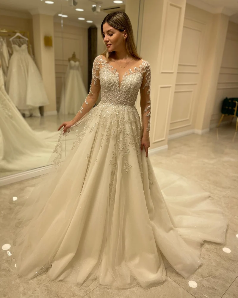 Robe de mariée élégante coupe trapèze avec appliques en dentelle et manches longues