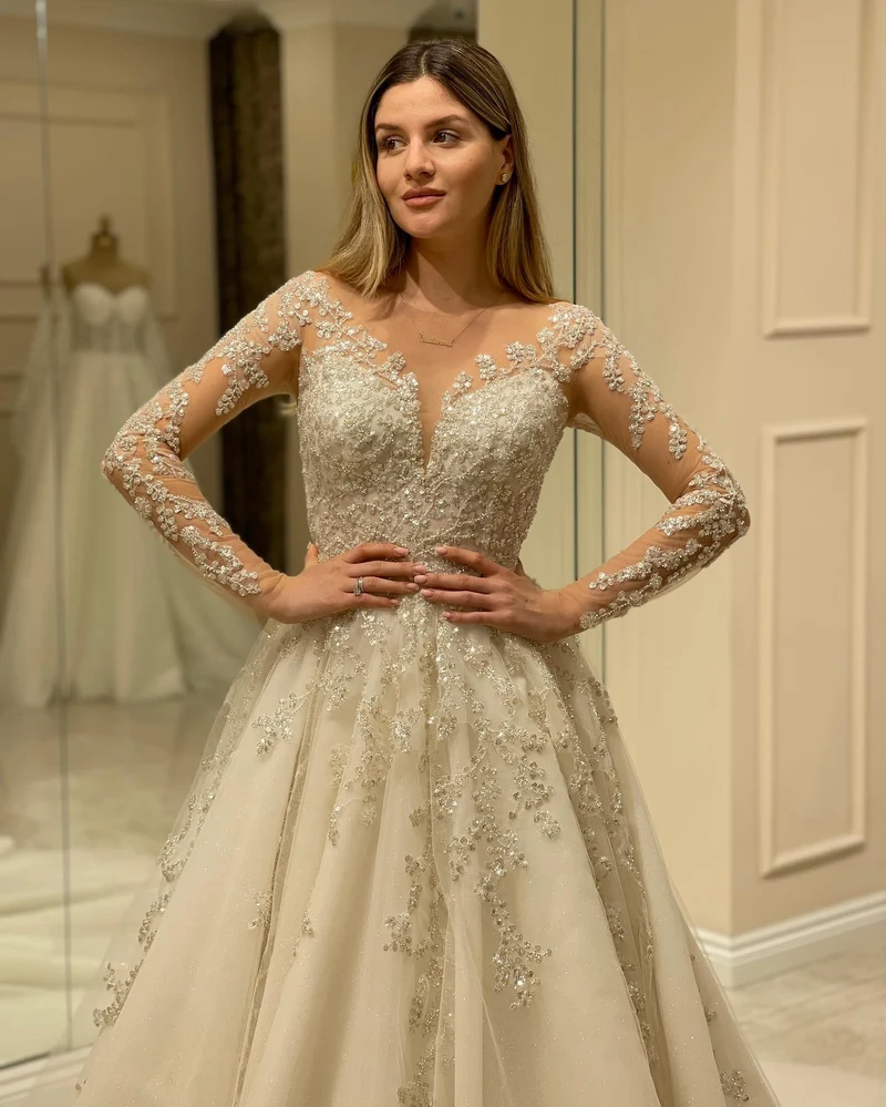 Robe de mariée élégante coupe trapèze avec appliques en dentelle et manches longues