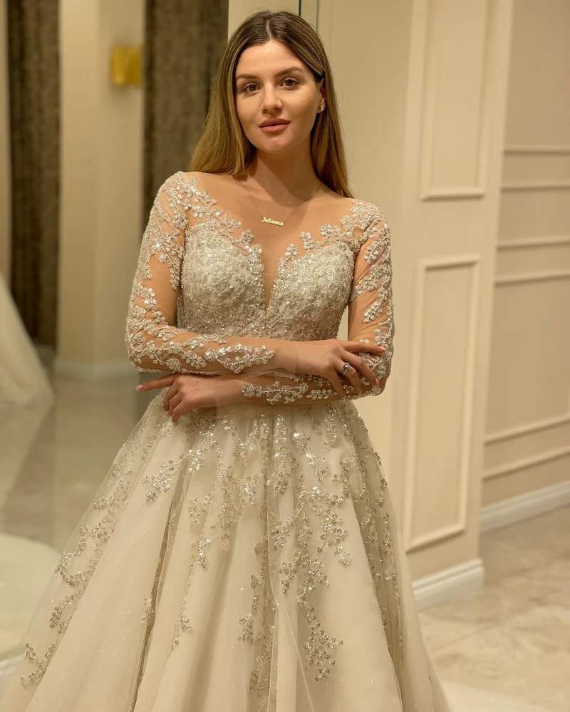 Robe de mariée élégante coupe trapèze avec appliques en dentelle et manches longues