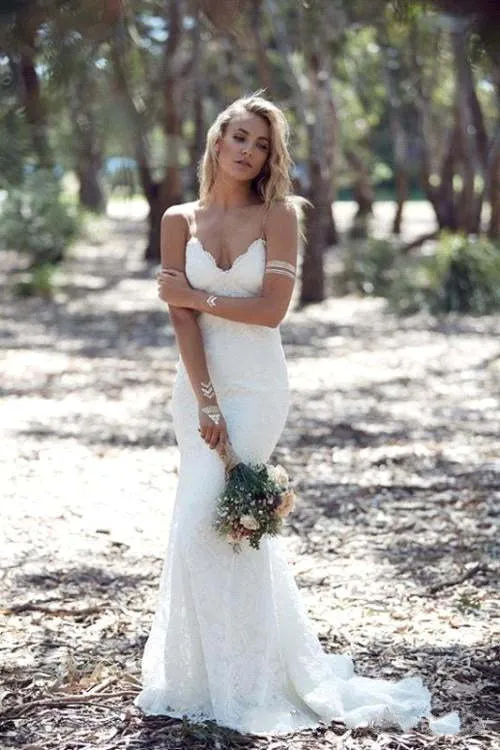 Robe de mariée sirène élégante avec dentelle florale, bretelles spaghetti et col en V