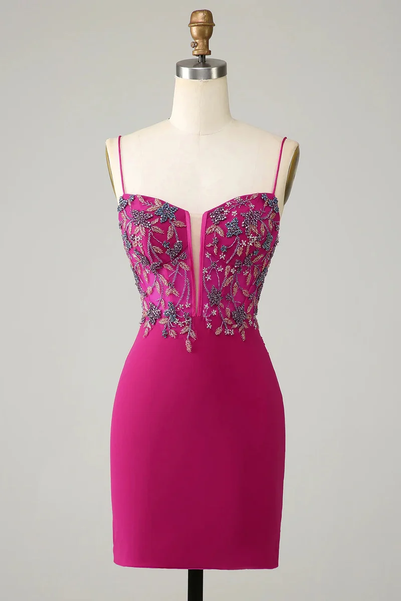 Robe de soirée courte moulante fuchsia à perles et bretelles spaghetti