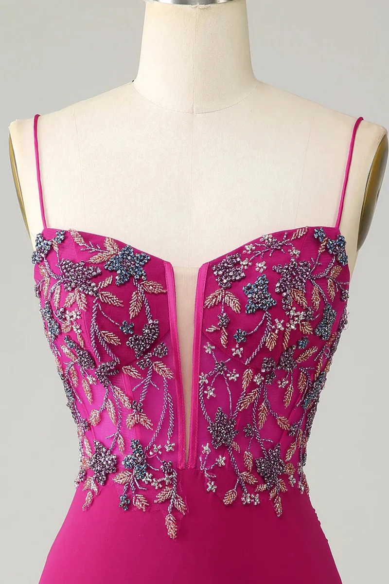 Robe de soirée courte moulante fuchsia à perles et bretelles spaghetti