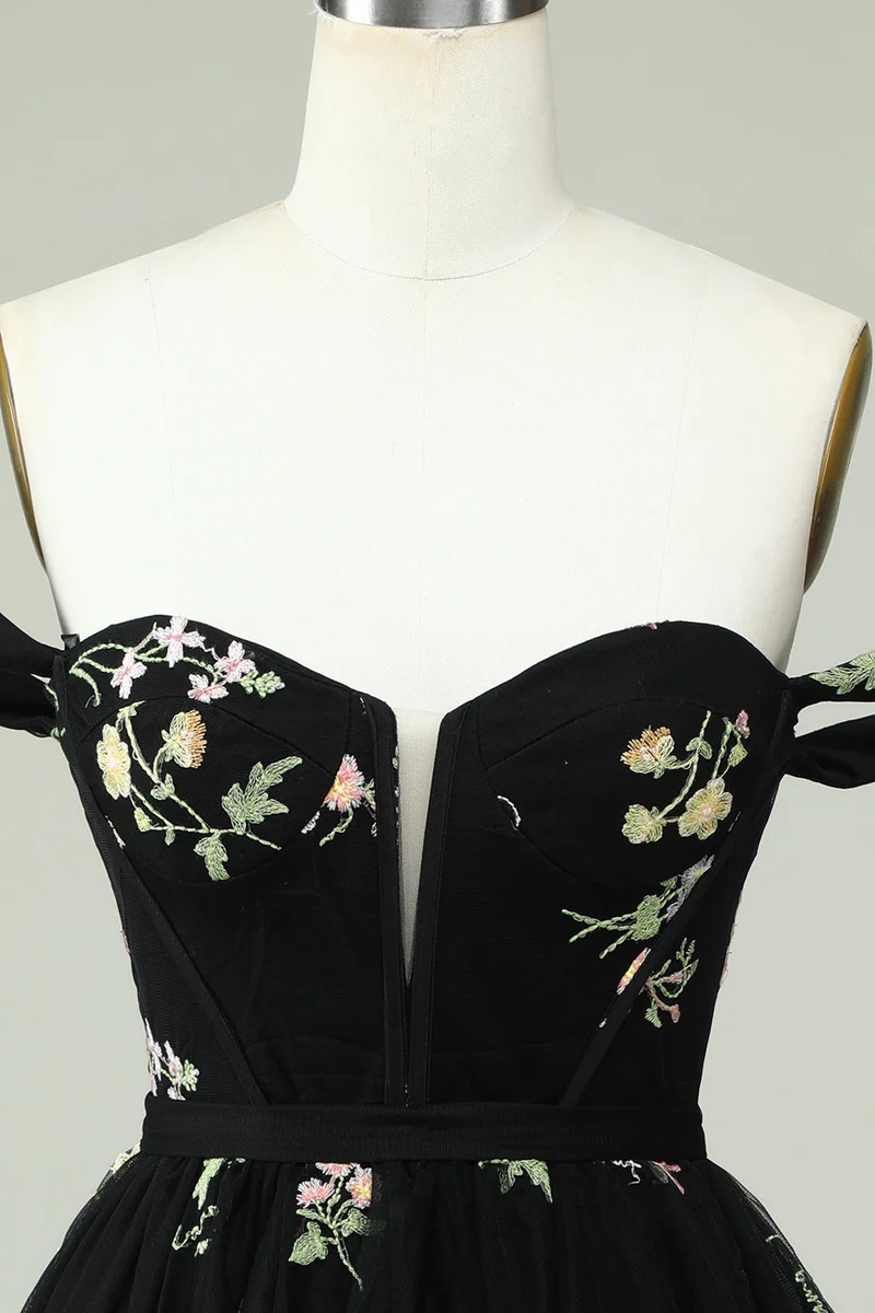 Robe de soirée trapèze noire élégante à épaules dénudées et détails floraux