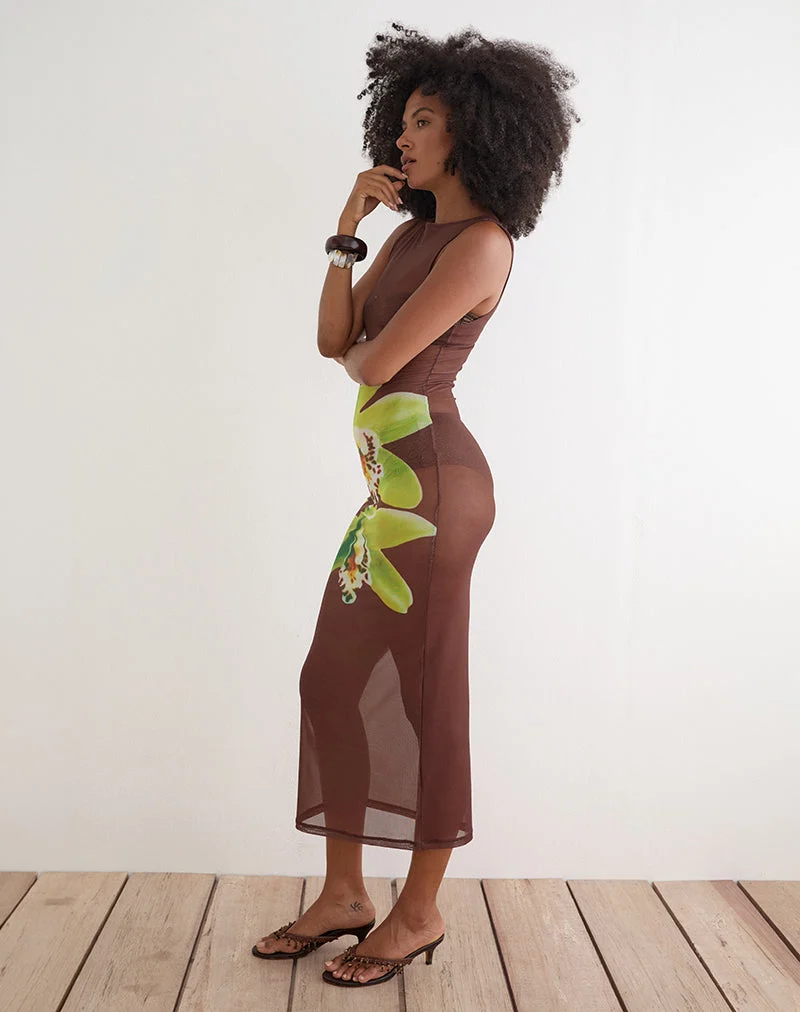 Robe mi-longue Fay marron ornée d'une fleur de dendrobium verte