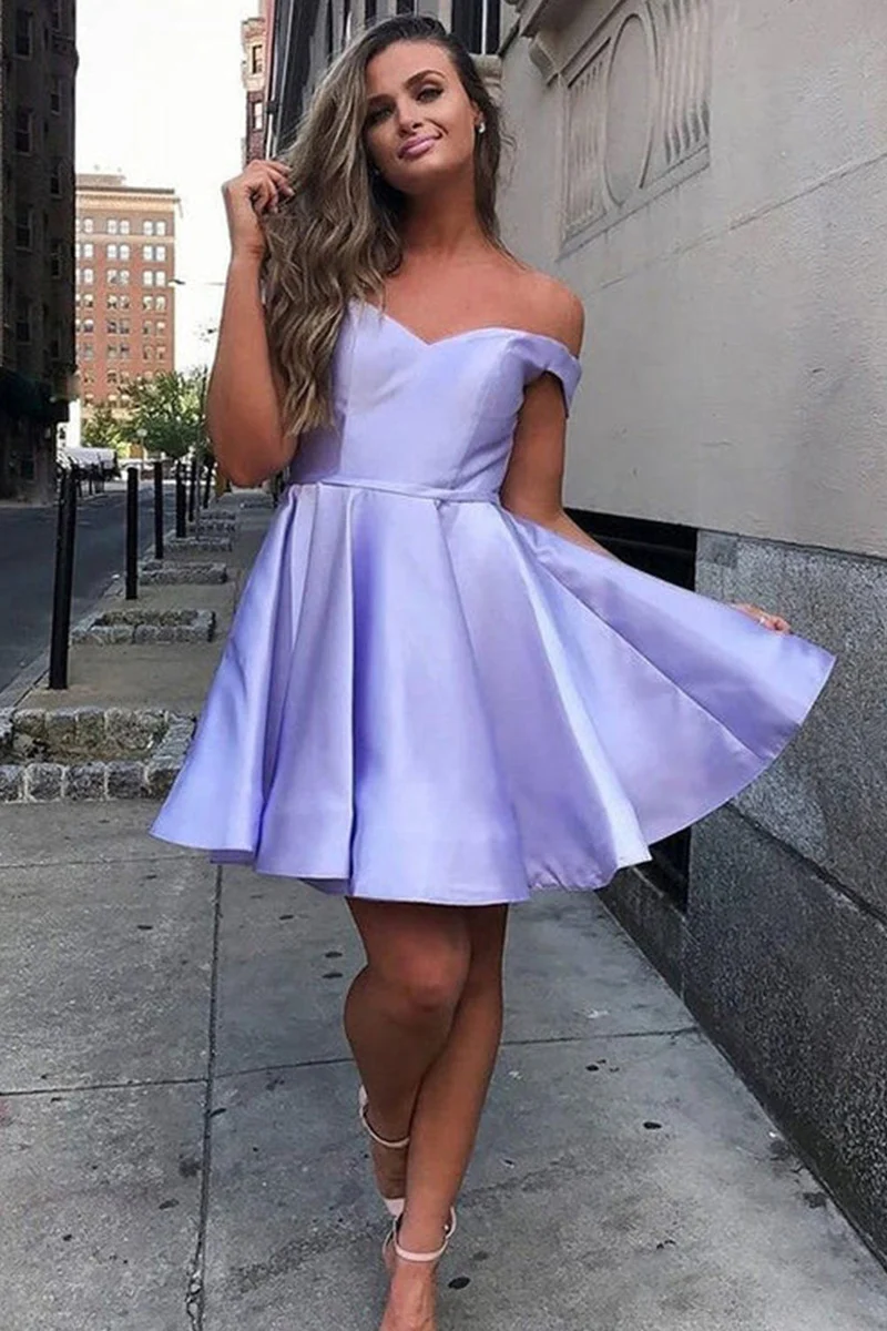 Robe de soirée courte lilas à épaules dénudées, coupe trapèze : tulle appliqué et plis