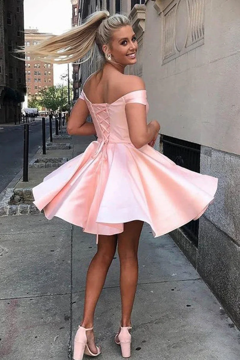 Robe de soirée courte lilas à épaules dénudées, coupe trapèze : tulle appliqué et plis