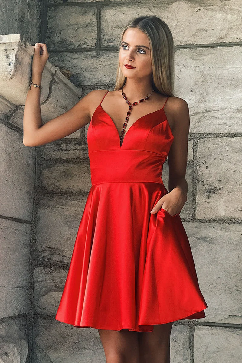 Robe de soirée courte rouge en satin à bretelles spaghetti et poches