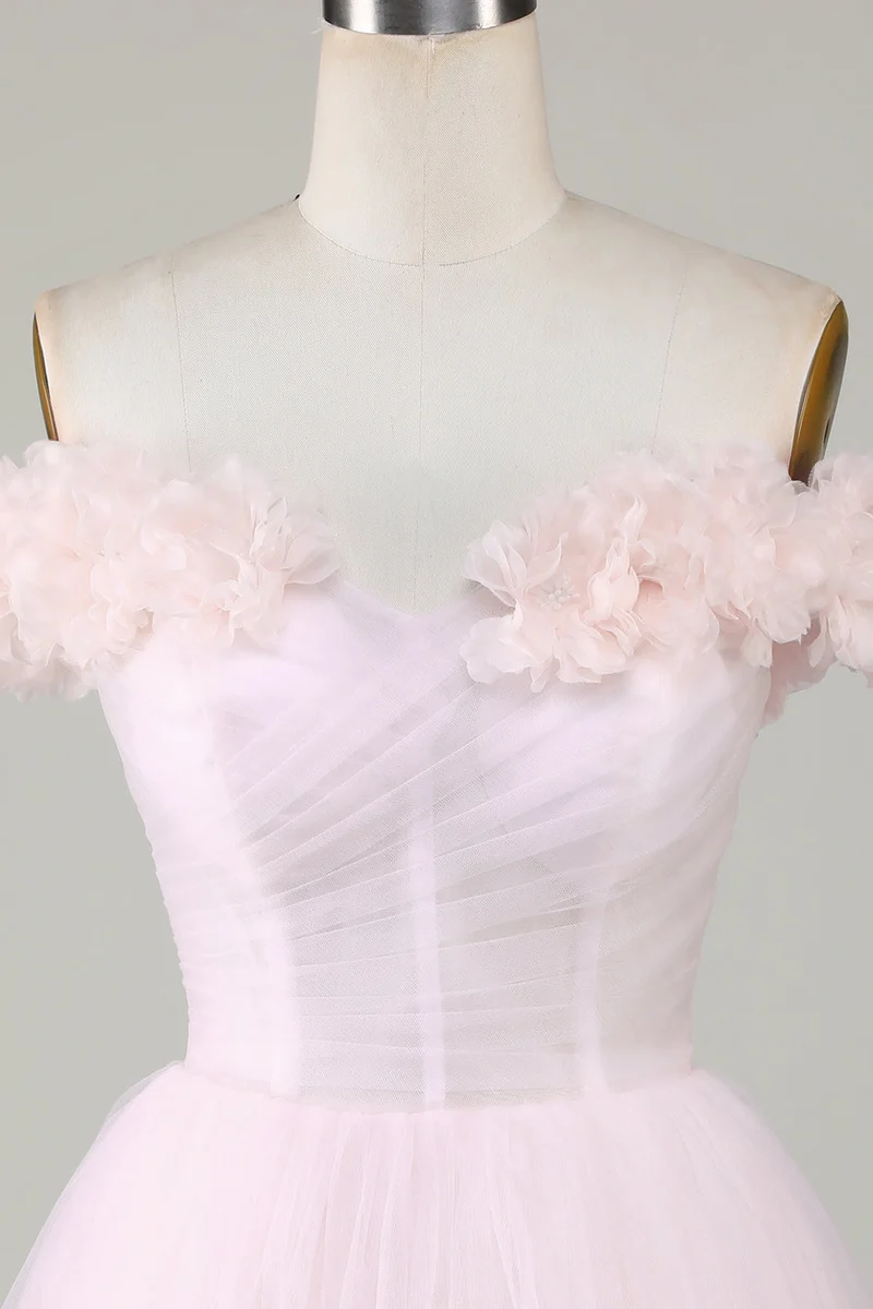 Robe de soirée trapèze rose à épaules dénudées avec détails floraux, style élégant