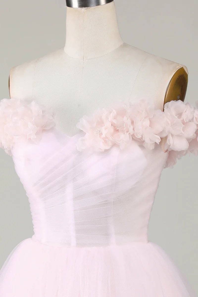Robe de soirée trapèze rose à épaules dénudées avec détails floraux, style élégant