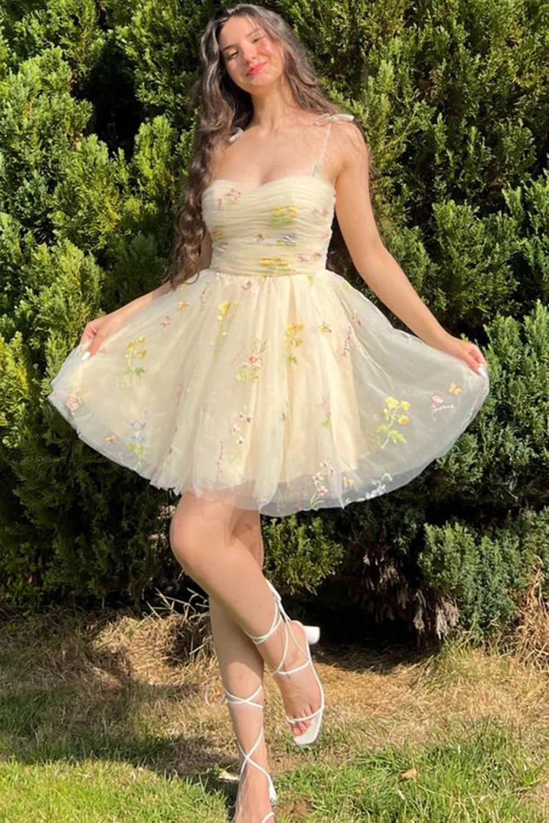 Robe de soirée courte en tulle champagne avec broderies, bretelles spaghetti