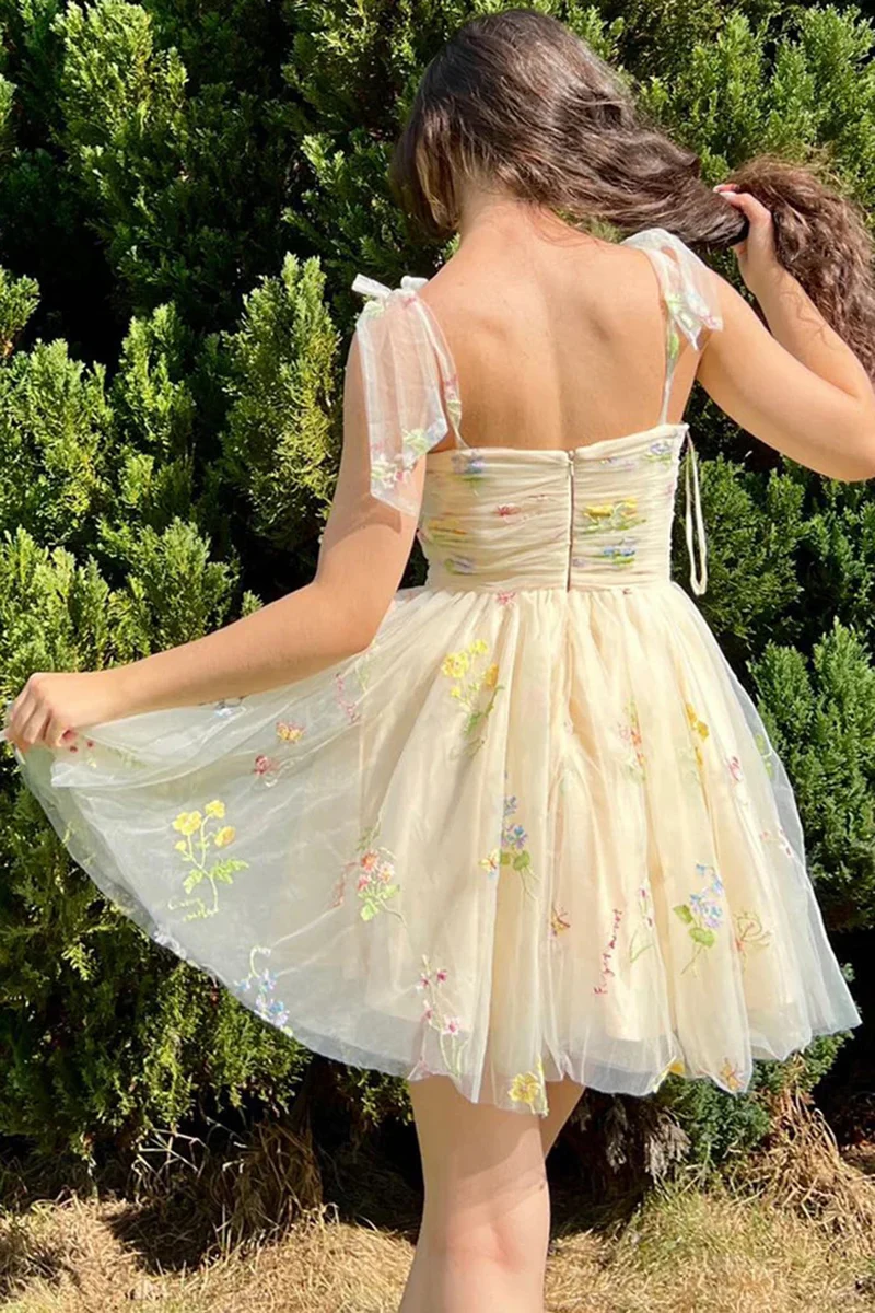 Robe de soirée courte en tulle champagne avec broderies, bretelles spaghetti