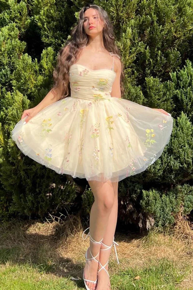 Robe de soirée courte en tulle champagne avec broderies, bretelles spaghetti