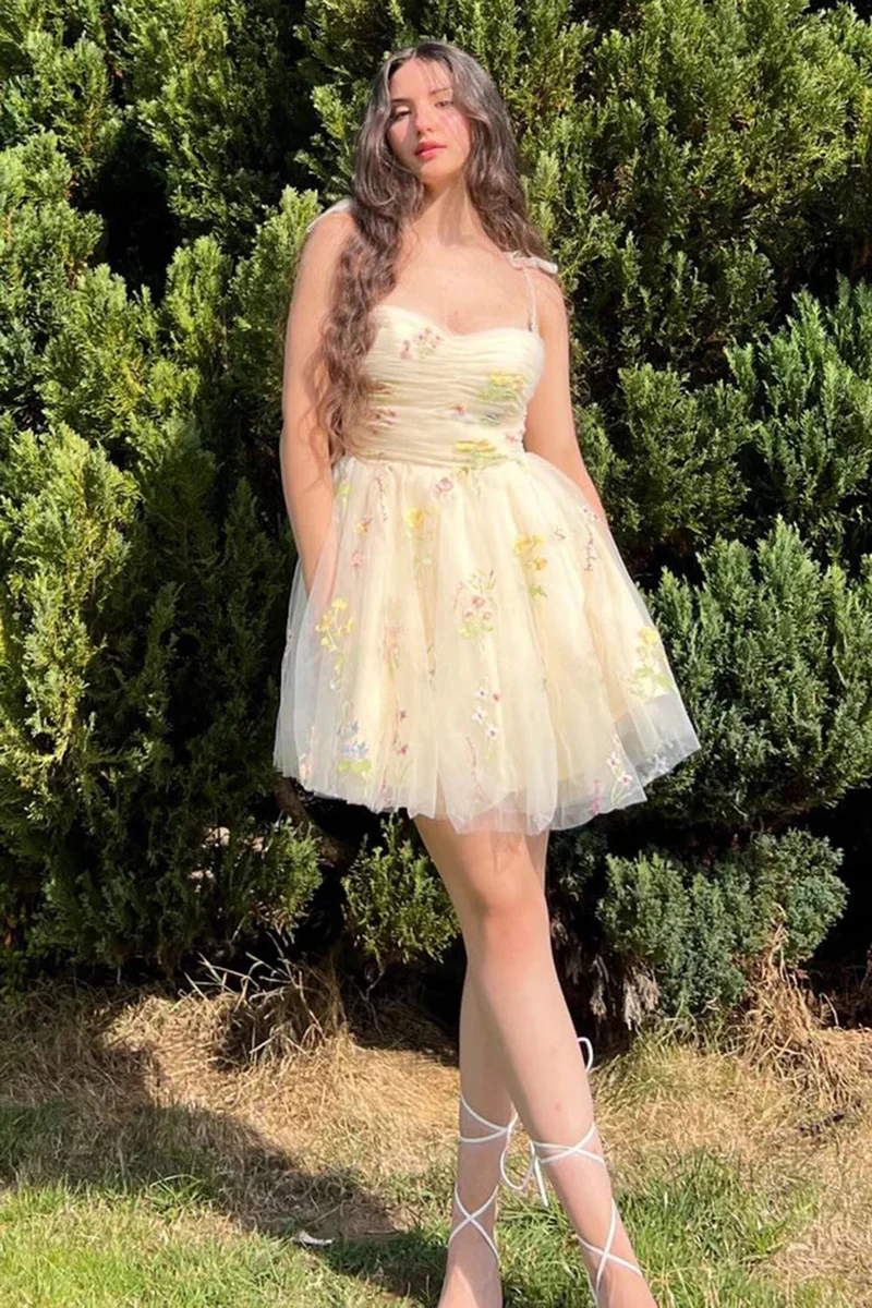 Robe de soirée courte en tulle champagne avec broderies, bretelles spaghetti