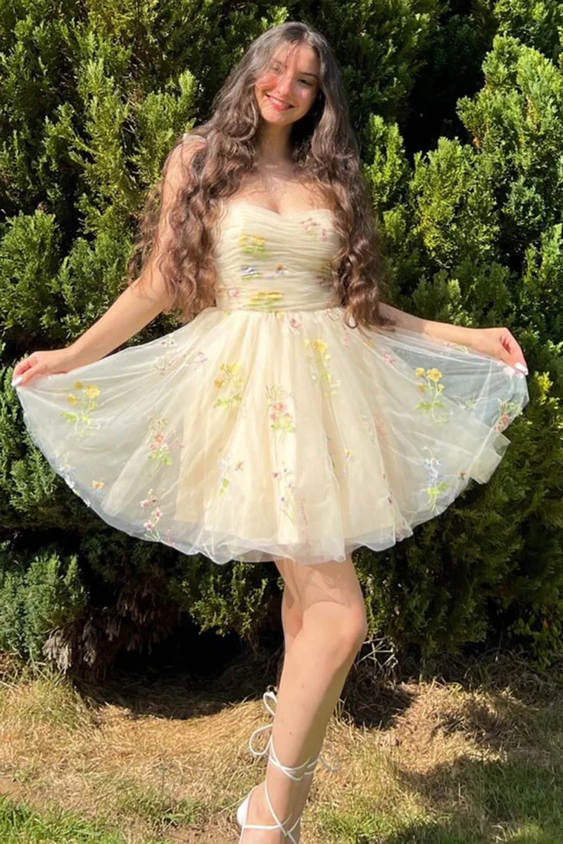 Robe de soirée courte en tulle champagne avec broderies, bretelles spaghetti