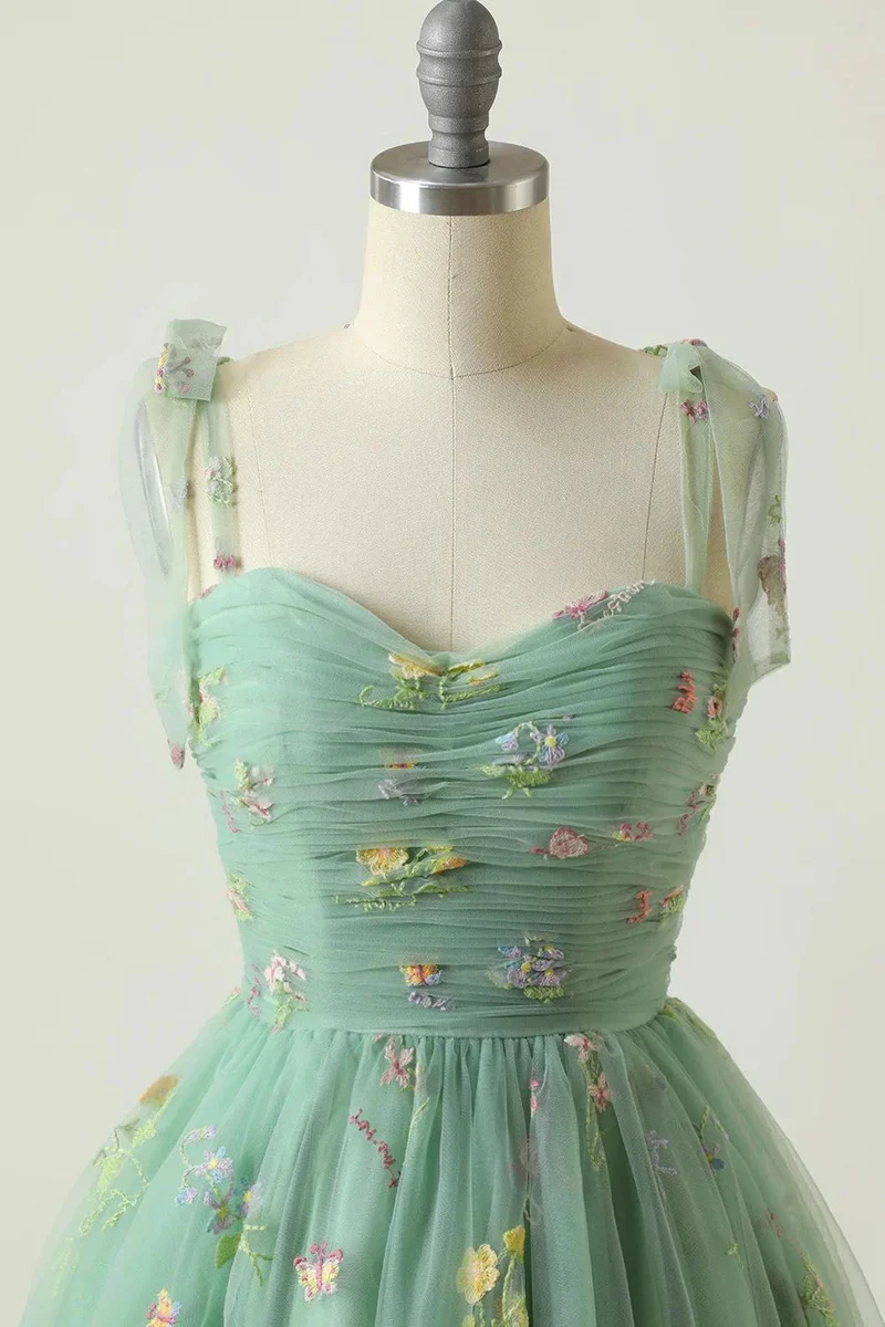 Robe de soirée trapèze verte avec broderies - Motif floral élégant