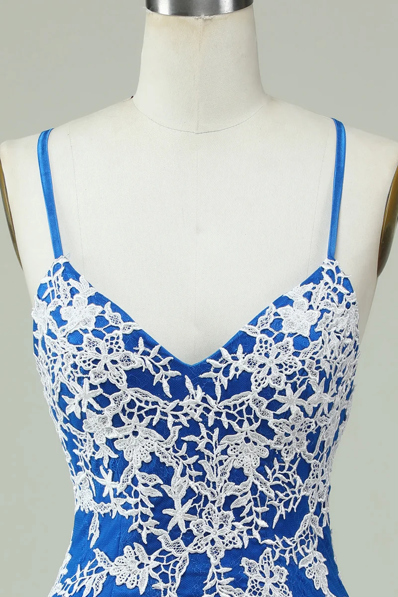 Robe fourreau bleue à fines bretelles et appliqués - Choix élégant