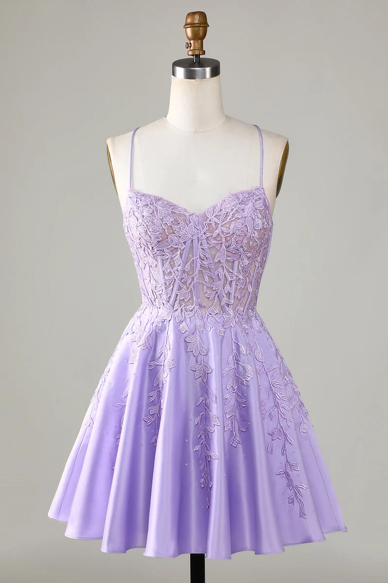 Robe de soirée courte en satin violet avec corset et dentelle délicate