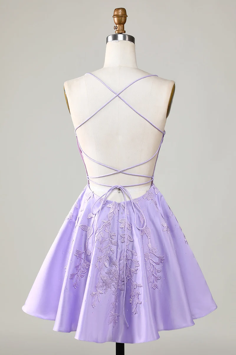 Robe de soirée courte en satin violet avec corset et dentelle délicate