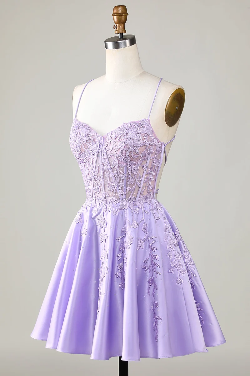 Robe de soirée courte en satin violet avec corset et dentelle délicate