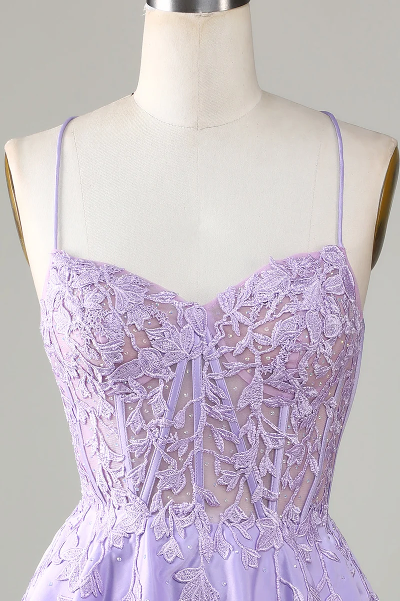 Robe de soirée courte en satin violet avec corset et dentelle délicate