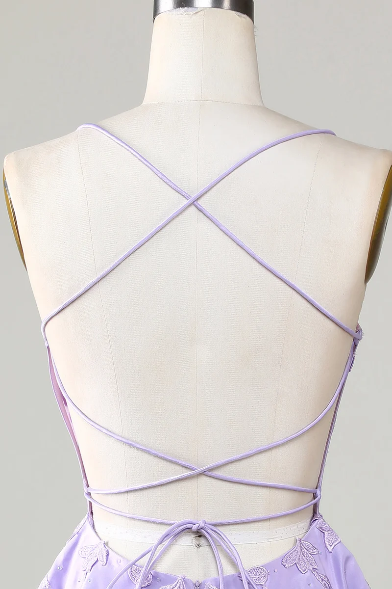 Robe de soirée courte en satin violet avec corset et dentelle délicate