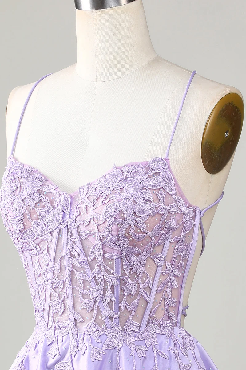 Robe de soirée courte en satin violet avec corset et dentelle délicate
