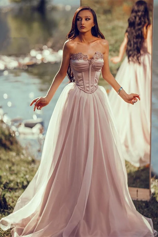 Robe de soirée élégante à imprimé blush, coupe trapèze, volants et tulle