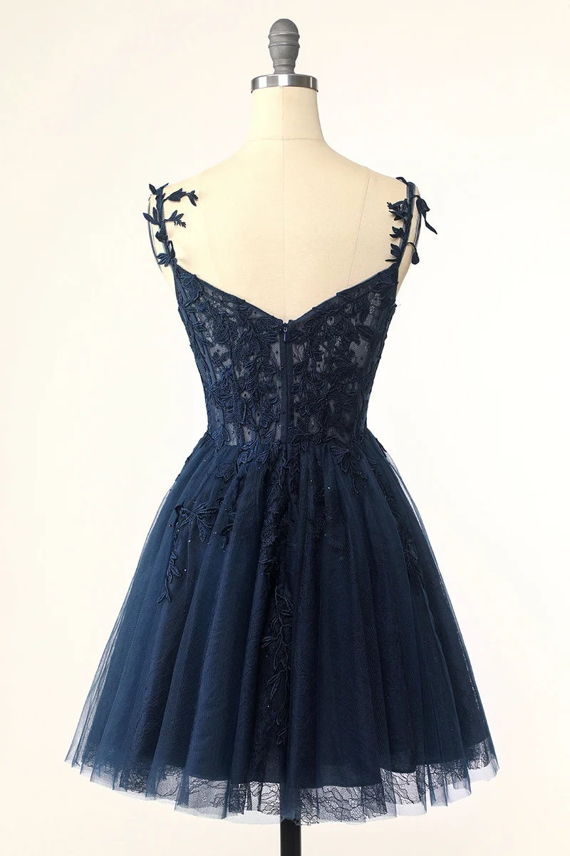 Robe de soirée bleu marine à bretelles spaghetti et appliqués en tulle