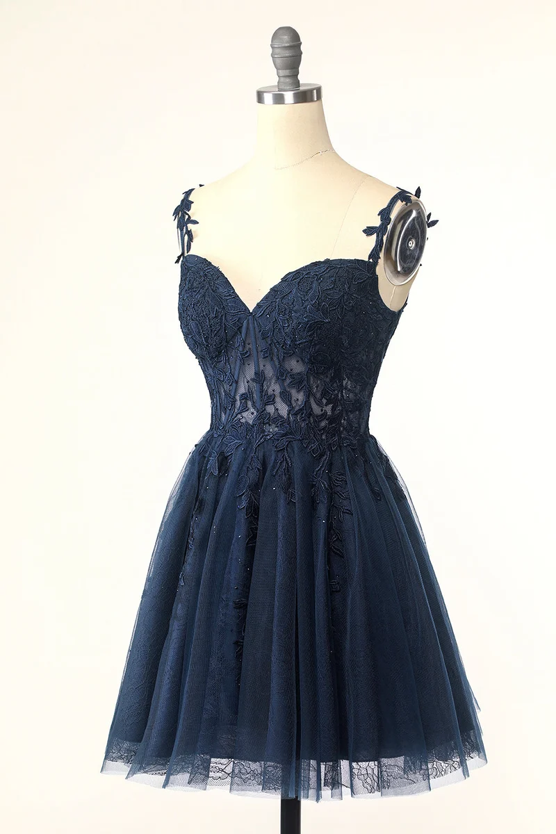Robe de soirée bleu marine à bretelles spaghetti et appliqués en tulle
