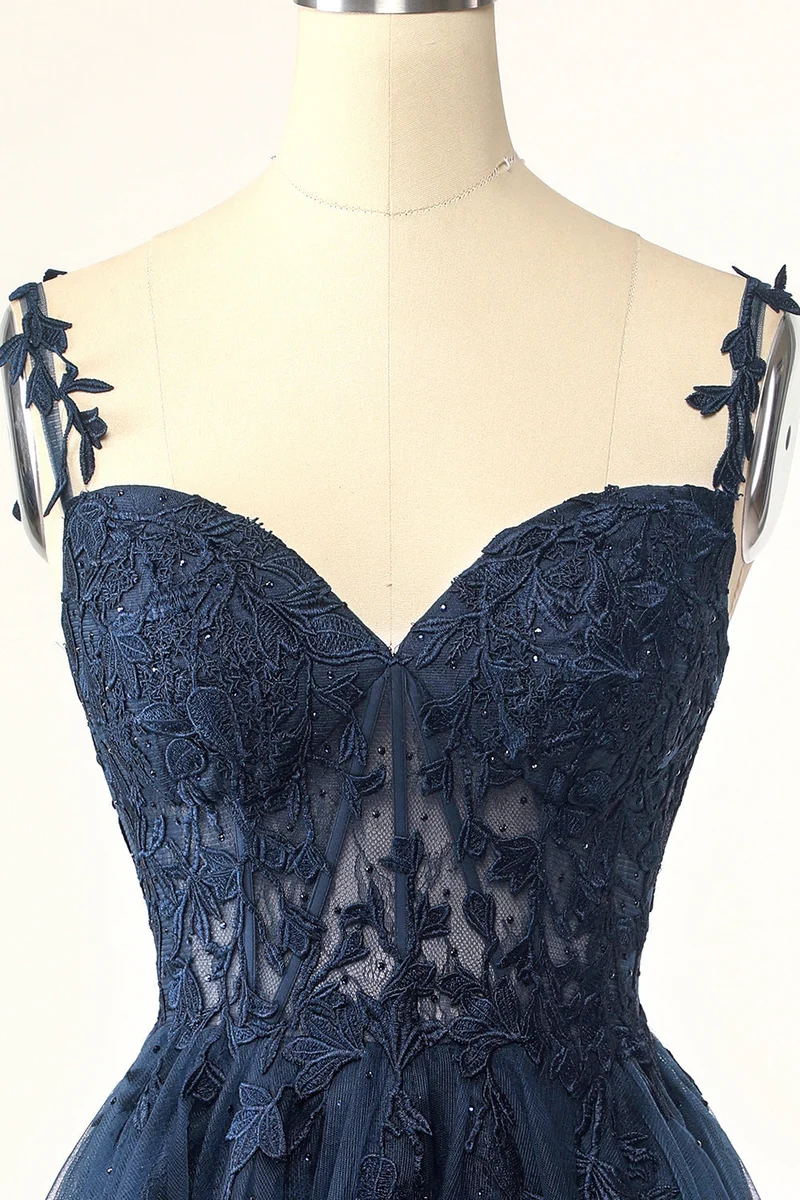 Robe de soirée bleu marine à bretelles spaghetti et appliqués en tulle