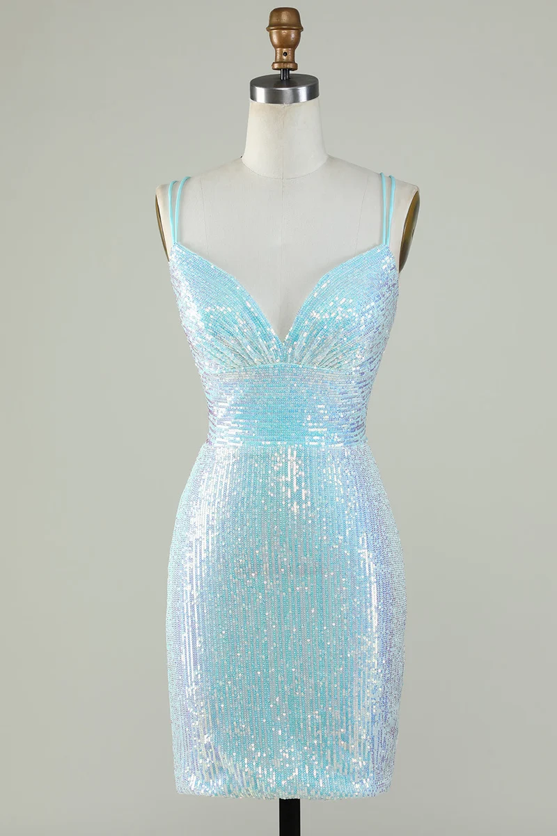 Robe de soirée bleu clair à bretelles spaghetti et sequins, fourreau court et dos croisé