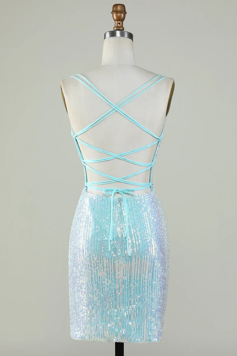 Robe de soirée bleu clair à bretelles spaghetti et sequins, fourreau court et dos croisé