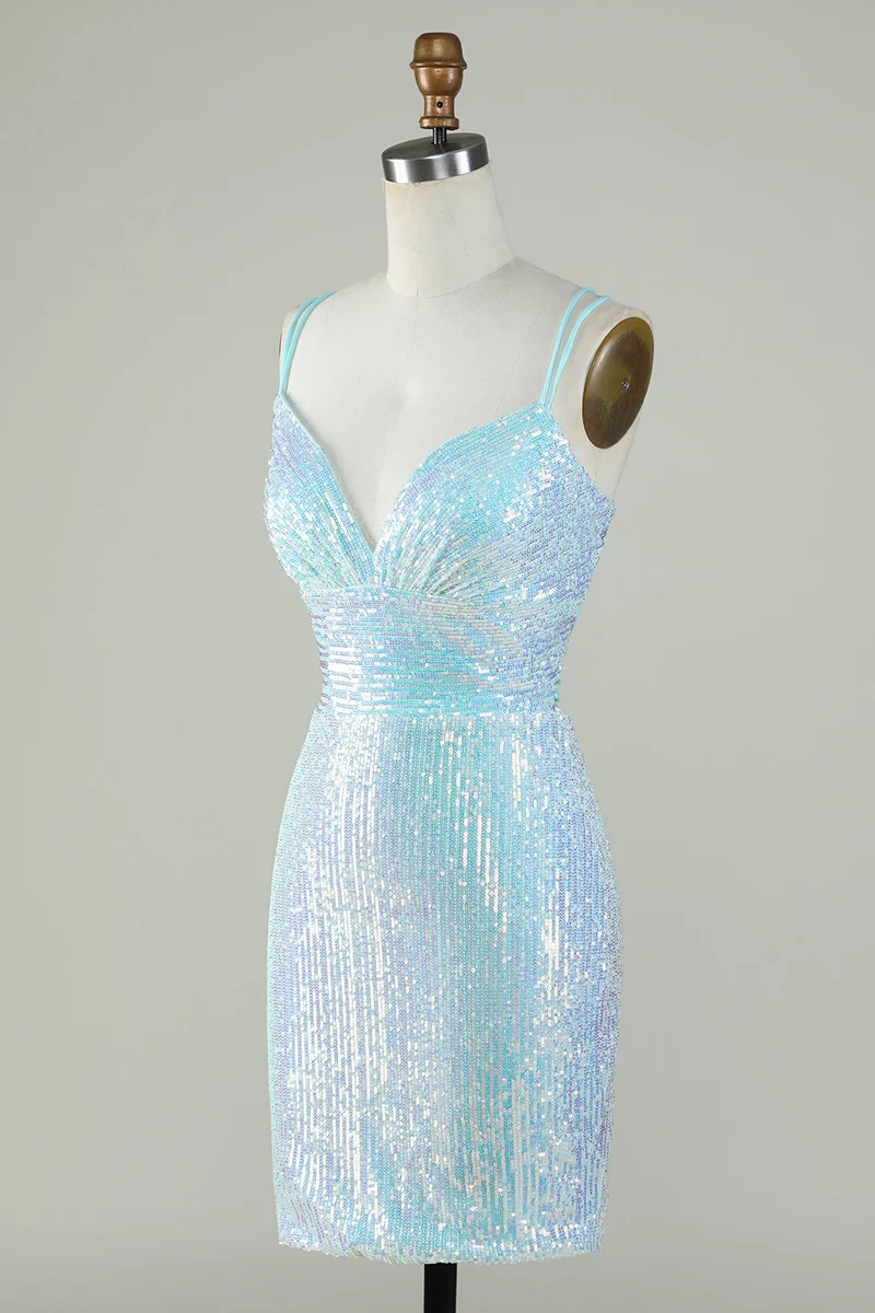 Robe de soirée bleu clair à bretelles spaghetti et sequins, fourreau court et dos croisé