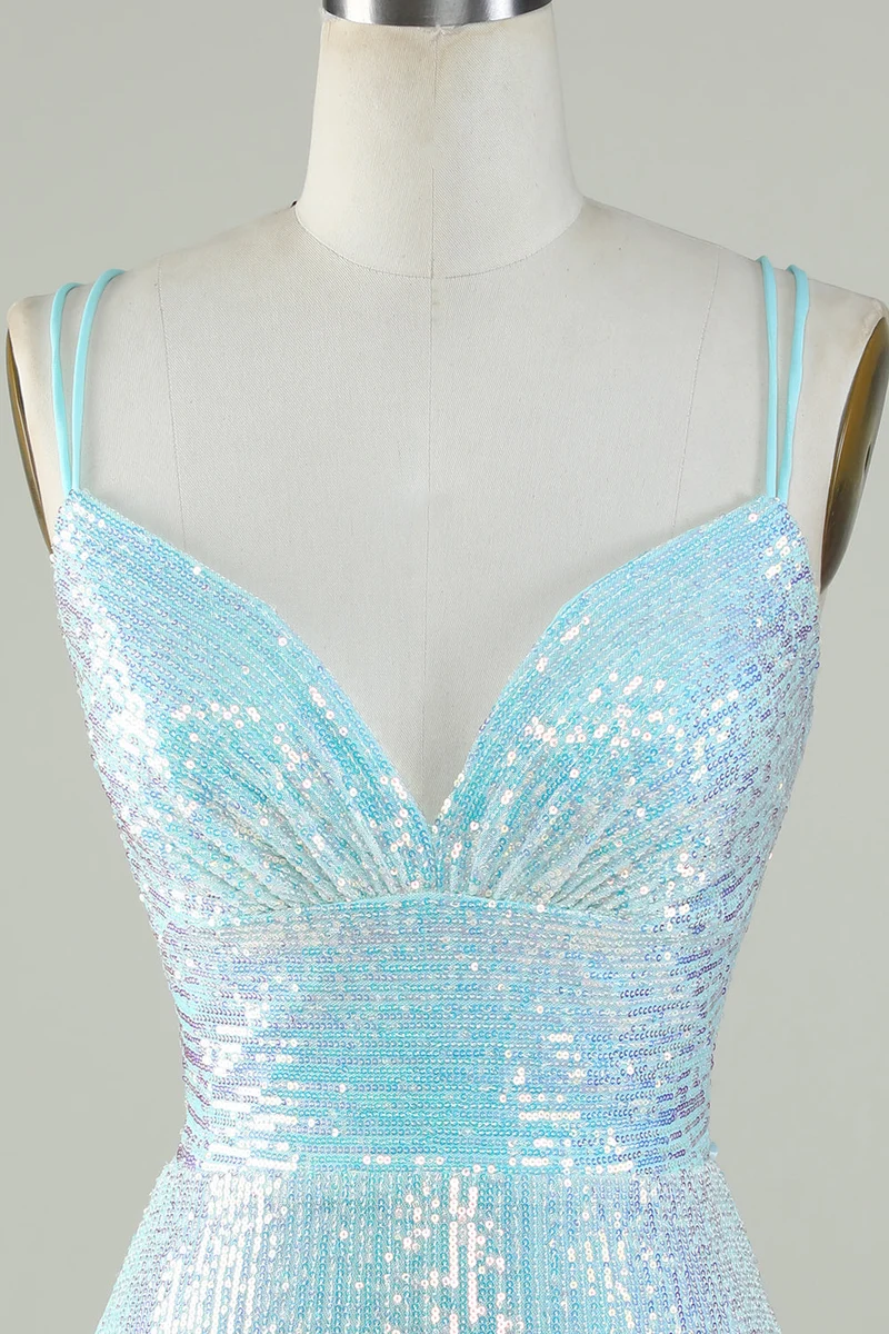 Robe de soirée bleu clair à bretelles spaghetti et sequins, fourreau court et dos croisé